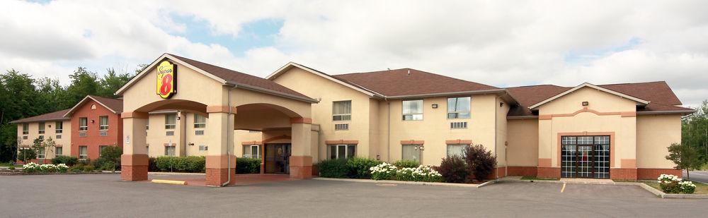 Super 8 By Wyndham Cornwall On Kültér fotó