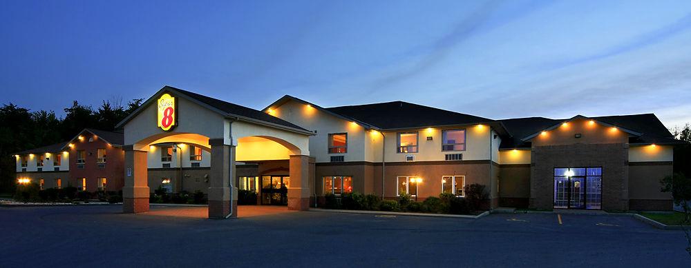 Super 8 By Wyndham Cornwall On Kültér fotó