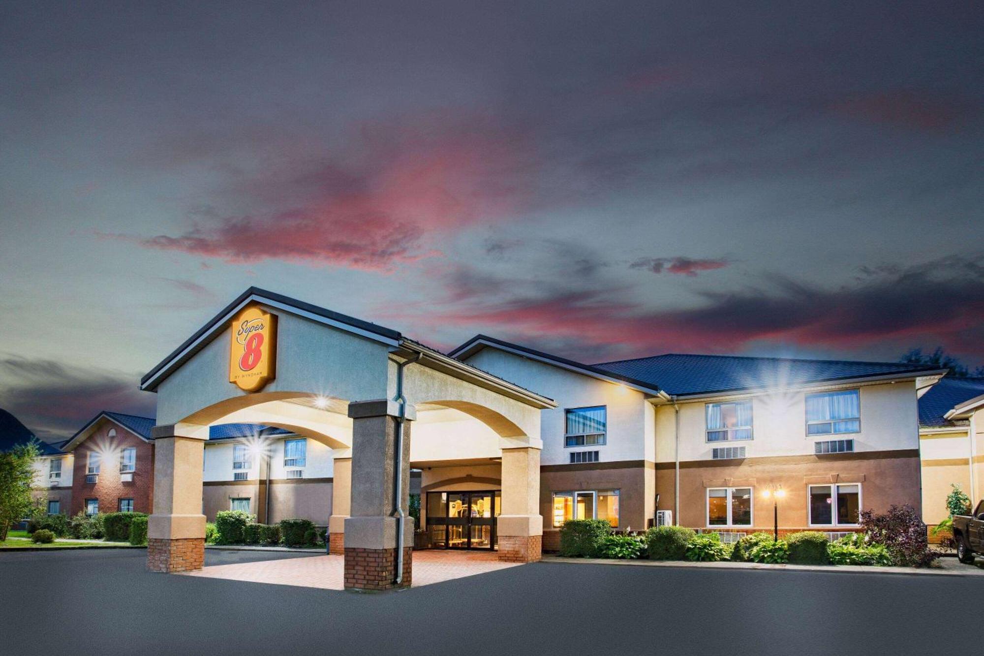 Super 8 By Wyndham Cornwall On Kültér fotó