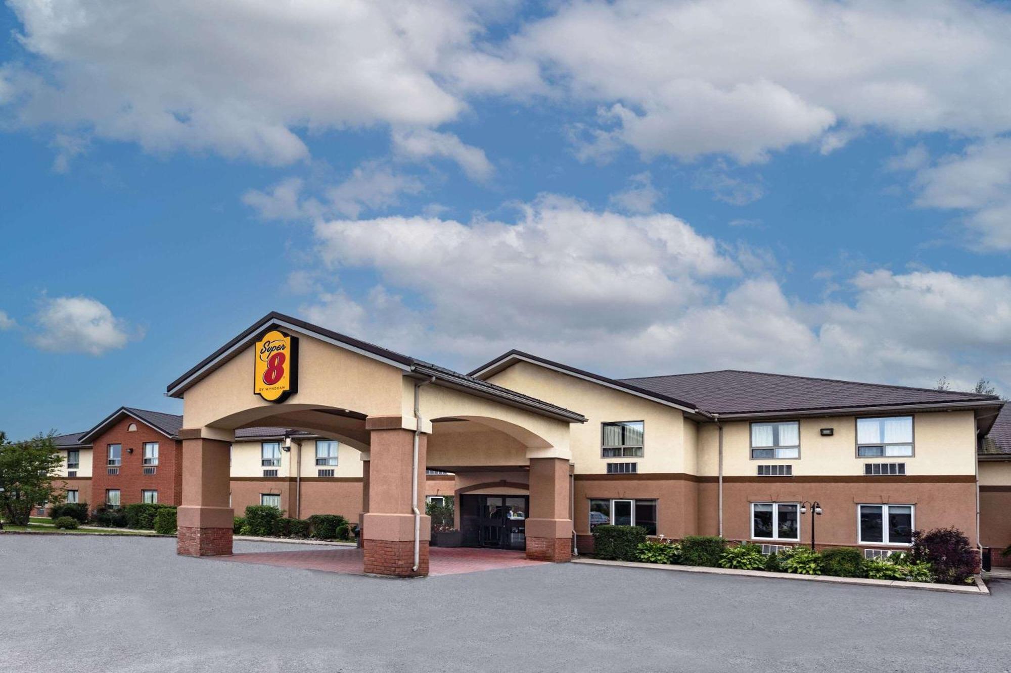 Super 8 By Wyndham Cornwall On Kültér fotó