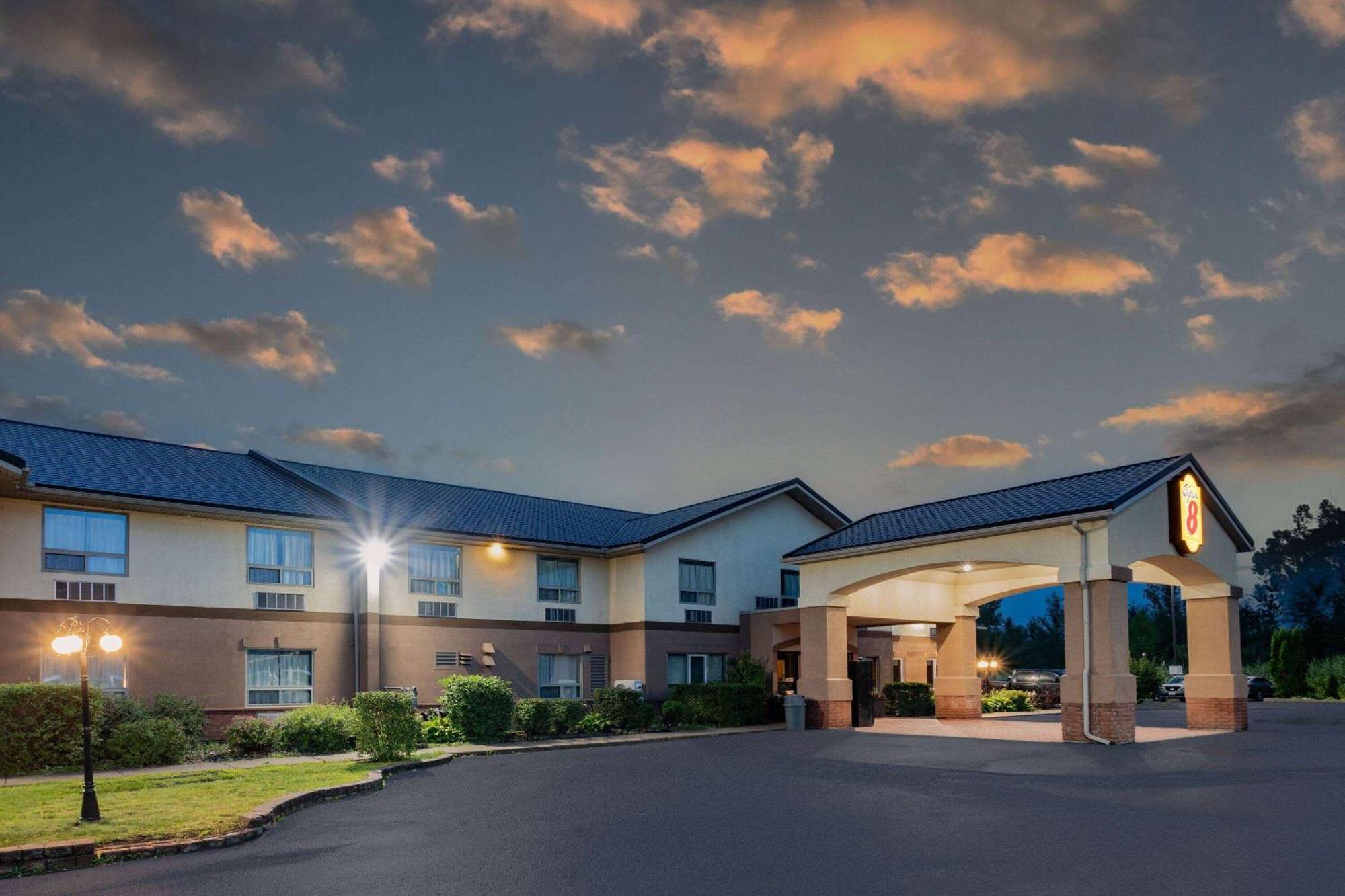 Super 8 By Wyndham Cornwall On Kültér fotó
