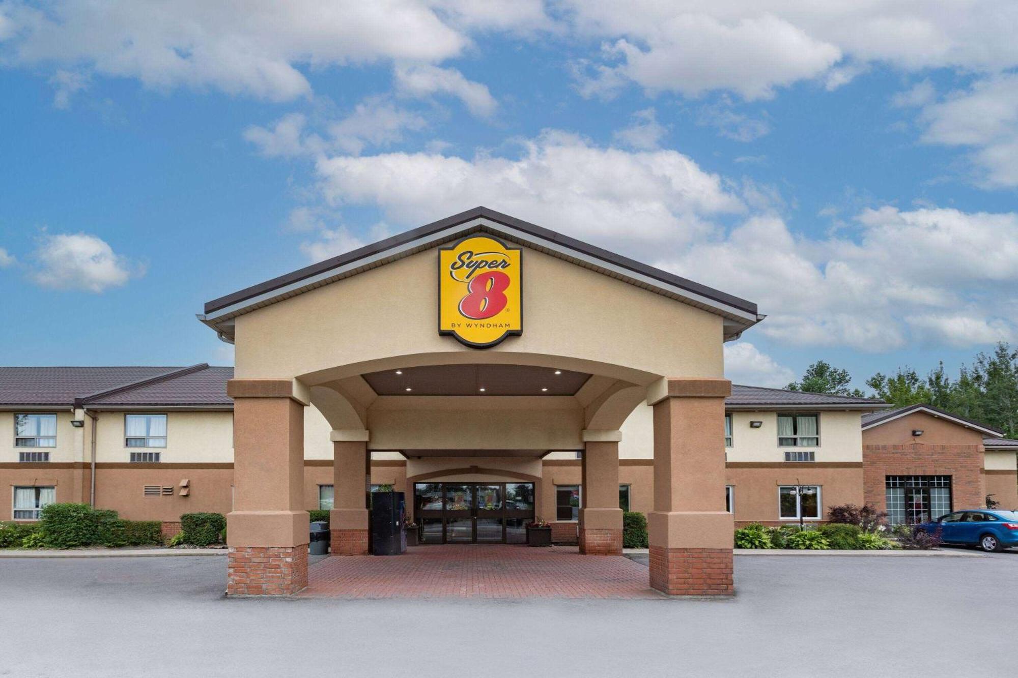 Super 8 By Wyndham Cornwall On Kültér fotó